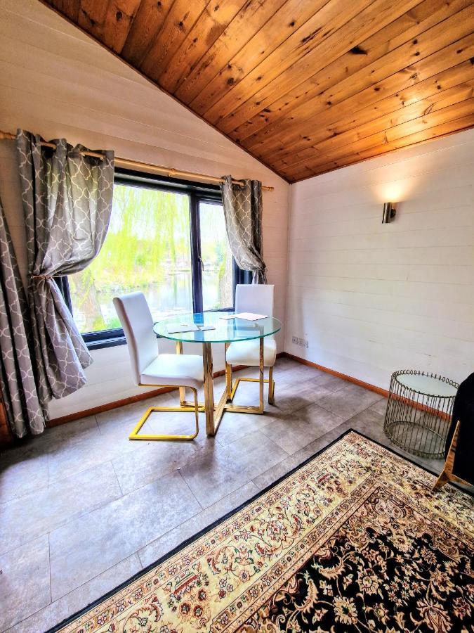 Magpie 2 Hot Tub Huntersmoon-Warminster-Longleat-Wiltshire Villa Exterior foto