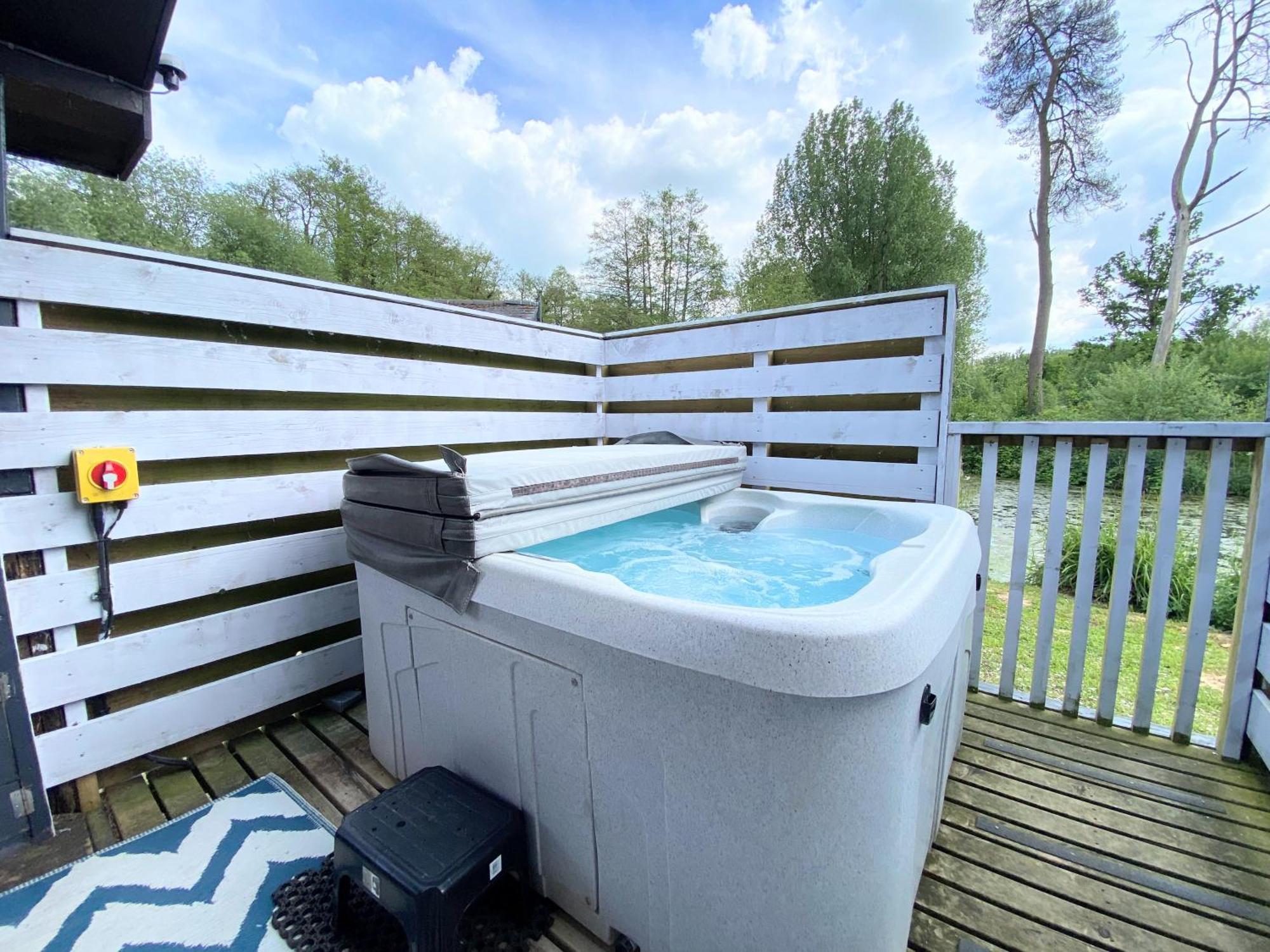 Magpie 2 Hot Tub Huntersmoon-Warminster-Longleat-Wiltshire Villa Exterior foto