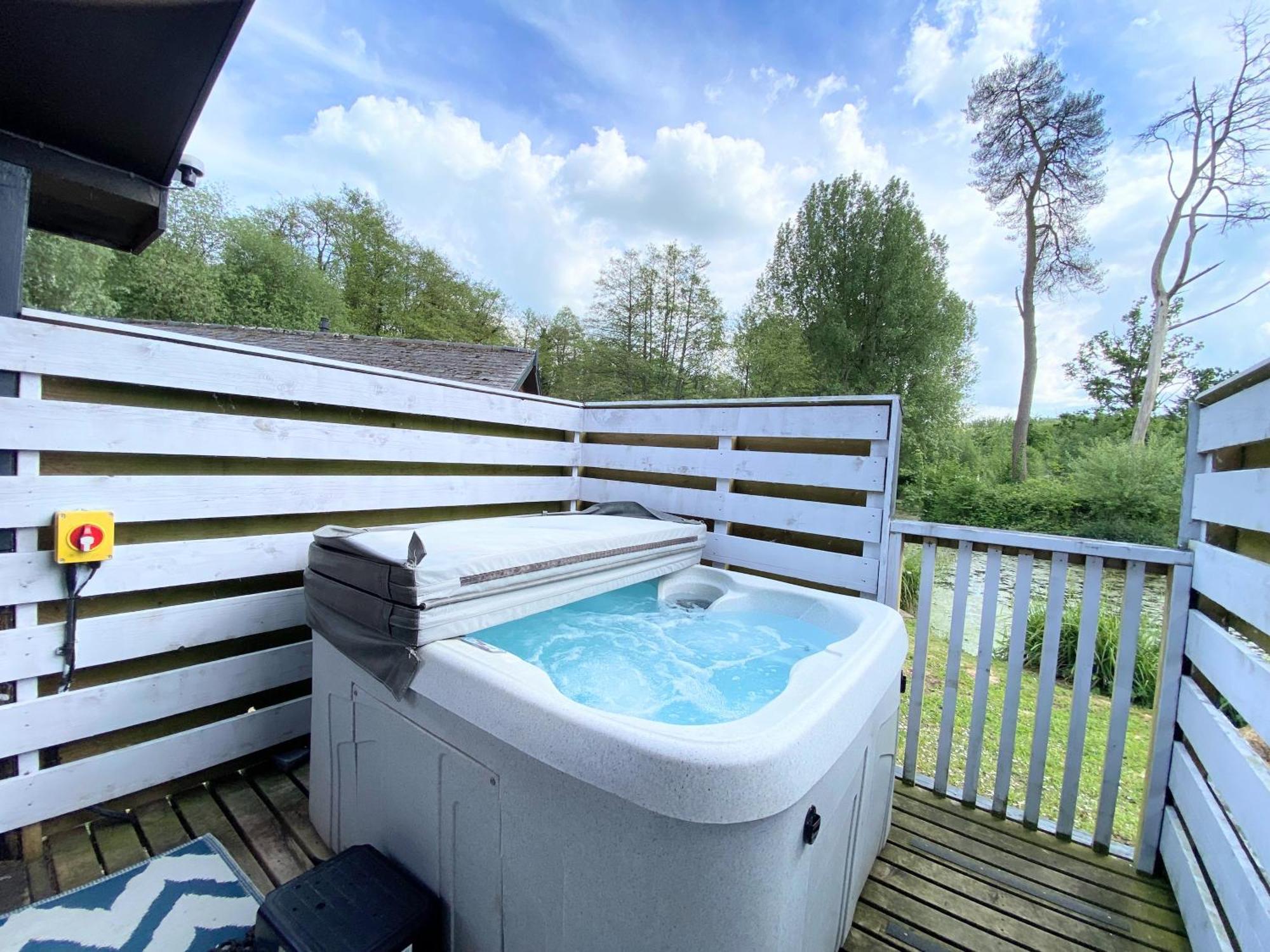 Magpie 2 Hot Tub Huntersmoon-Warminster-Longleat-Wiltshire Villa Exterior foto